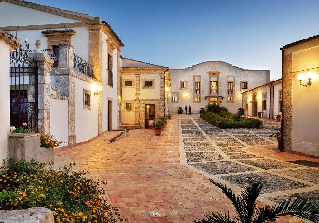 Villa Favorita, Relais